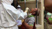 Salah seorang warga Pekanbaru saat menjaani test SWAB