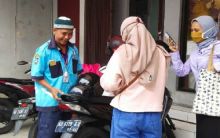 Sri Suharto saat memarkir kendaraan (Foto: Okezone)