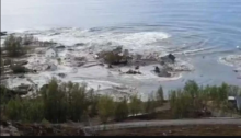Sejumlah rumah dan bangunan lain masih tampak mengambang di permukaan air, sebelum akhirnya hilang ditelan laut. Kejadian ini berlangsung di Norwegia. Foto: int 