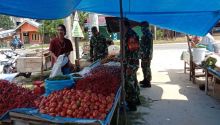 Jalankan Disiplin Menuju New Normal, Babinsa Pantau Pasar Tradisional