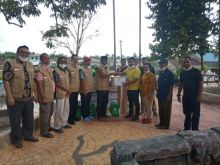 Ketua PB Gerakan Nahdlatul Ulama Peduli Covid 19 T Rusli Ahmad bersama tim menyerahkan bantuan Covid-19