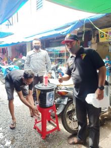 Markas Besar LBDH Inhil Bagikan Masker dan Tempat Cuci Tangan Untuk Pedagang (foto/Rgo)
