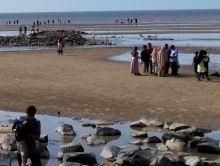Kondisi Pantai Selatbaru yang sudah ramai dikunjungi warga masyarakat setelah New Normal