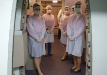 Pramugari yang menyambut calon penumpang dengan mengenakan APD lengkap. Foto: int 