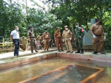 Babinsa Pendalian Dampingi Bupati Rokan Hulu Tinjau Objek Wisata Pemandian Air Panas