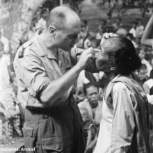 Foto Jadul, Dokter Tentara Belanda Periksa Kesehatan Karyawan Perkebunan Karet di Sumatera (foto/int)