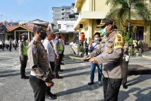 Kapolresta Pekanbaru Kombes Pol Nandang Mu'min Wijaya memberikan reward pada personilnya yang berprestasi. 