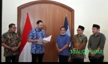 Ketua DPP Partai Demokrat Agus Harimurti Yudhoyono foto bersama Ketua DPD Partai Demokrat Riau H Asri Auzar dan pasangan Calon Bupati Khairul Umam-Nur Azmi Hasyim usai menerima SK.