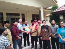 Ketua Umum PB GNP Covid 19 T Rusli Ahmad dan Bendahara Umum Alexander Pranoto menyerahkan bantuan kepada pengurus Gereja Santo Paulus, Rabu (10/6/2020)