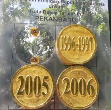 Bagian salah satu lempengan kuningan tugu adipura yang dicuri. (Int)