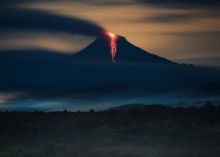 Tak Hanya Menghadapi Covid-19, Letusan Gunung Berapi di Ekuador Membuat Kota-Kota Ditutupi Abu Tebal