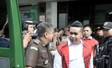 Dua terdakwa pelaku penganiayaan Novel Baswedan yang cuma dituntut 1 tahun penjara. Foto: int 