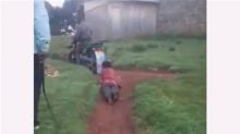 Keji, Seorang Wanita Diseret Dengan Motor di Jalanan Berbatu Hingga Nyaris Bugil Oleh Polisi Kenya,Ternyata Ini Alasannya...