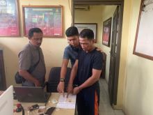 FOTO: Tersangka Icat saat bersama petugas Polsek Bantan