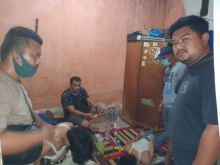 FOTO: Tim Sus Narkoba Bengkalis saat meringkus dua pelaku narkoba