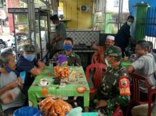 Babinsa Gelar Komsos, Sosialisasikan Disiplin Protokol Kesehatan di Desa Tanah Merah