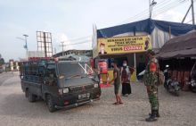 Babinsa  Bersama Tim Satgas Pencegahan Covid-19 Kabupaten Pelalawan Tegakkan Disiplin Masyarakat