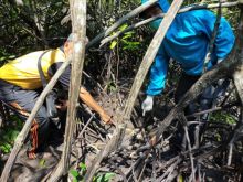 FOTO: Pihak kepolisian Polsek Rupat Utara saat di TKP penemuan tulang belulang manusia