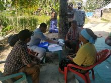 Petugas Jasa Raharja saat membantu proses penyerahan santunan kepada ahli waris di Siak. (Foto: Istimewa)