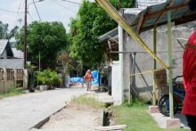 Terlihat pesawat tempur yang terjatuh di pemukiman warga di Kampar masih diselimuti terpal biru menunggu tim investigasi dari Jakarta. Foto. Amri