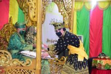 Danrem 031/WB Brigjen TNI M. Syech Ismed, S.E, M.Han dan Istri saat di tepung tawar. (Foto. Penrem WB)