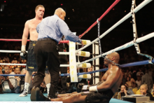 McBride yang sukses menjungkalkan Mike Tyson di penghujung karirnya dalam dunia tinju. Foto: int