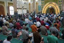 Pelaksanaan salat jumat beberapa waktu lalu di masjid Ar-Rahman