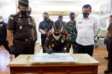 Kepala Kejaksaan Tinggi Mia Amiati menandatangani prasasti peresemian ruang pelayanan publik satu pintu di Kejari Pekanbaru. (Foto. Amri)