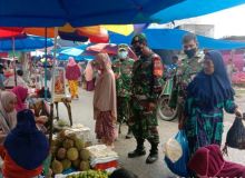 Cegah Peredaran Covid-19, Babinsa Koramil 07/Kampar Disiplinkan Masyarakat Di Pasar Tradisional Rumbio