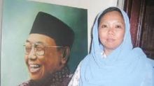 Alissa Wahid di hadapan poster sang ayah, Presiden ke-4 RI Abdurrahman Wahid atau Gus Dur. Foto: int 