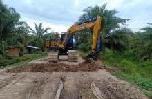 Perbaikan jalan desa dilakukan PT GTW