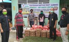 Suasana penyerahan bantuan sembako dari karyawan EMP Bentu-Korinci Baru kepada masyarakat RT01/07 Sungai Duku, Kecamatan Limapuluh, Kota Pekanbaru. Foto: ist