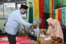 FOTO: Ketua MUI Bengkalis Amrizal Isa saat tepuk tawari dua hafidzah