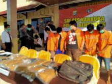 FOTO: Lima tersangka dan BB 14 kg ganja kering
