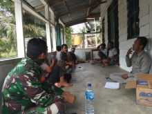 Waspadai Penyebaran Covid-19, Babinsa Koramil 16/Tapung Gelar Komsos