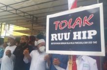 Salah satu aksi warga yang menolak RUU HIP. Foto: int 