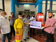 PT Jasa Raharja Cabang Riau menyerahkan bantuan Bina Lingkungan Fitur Bencana Alam dan Non Alam berupa 20 wastafel portable ke Terminal BPRS Pekanbaru, Satlantas Polres Kota Pekanbaru dan Perusahaan Otobus