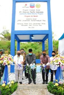 (Kiri ke kanan) Rektor Umri Dr. Mubarak, M.Si, Bupati Siak Alfedri, dan GM Corporate Affairs Asset PT CPI Sukamto Tamrin dalam peresmian sumur dan tangki penampung air bersih di Dusun Lukut, Kampung Minas Timur, Selasa (23/6).