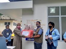 Relawan Covid-19 mahasiswa Kukerta Unri serahkan bantuan baju hazmat
