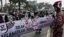 Massa menggelar aksi menolak RUU HIP di Gedung DPR RI. Foto: int 
