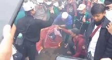 Bendera PDIP dibakar saat aksi demo menolak RUU HIP