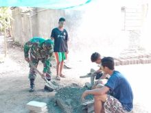 Babinsa Koramil 14/Kepenuhan Bantu Warga Kurang Mampu Cetak Batako