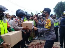 FOTO: Kapolres Bengkalis saat bagikan sembako secara simbolis