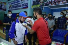 FOTO: Kapolres Bengkalis saat menyuapkan kue ke Plh Bengkalis Bustami HY