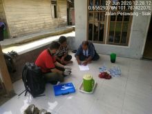 Petugas Jasa Raharja Siak M Abrar Anas saat mengunjungi keluarga korban kecelakaan di Siak. (Foto: Istimewa)