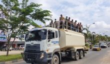 Mencegah penyebaran COVID-19 di tengah masyarakat, penyemprotan disinfektan kembali dilakukan di sejumlah ruas jalan Pangkalan Kerinci, Kabupaten Pelalawan, Sabtu (27/6). (foto/ist)