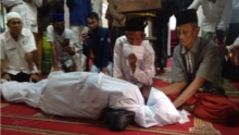 Ritual sumpah pocong yang dilakukan dua nenek warga Sampang. Foto: int 