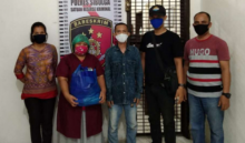 Petugas mengamankan tersangka yang diduga memalsukan dokumen rapid test. Foto: int 