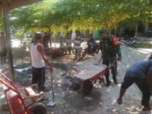 Wujud Hadir Di Tengah-tengah Masyarakat, Serda Abinuh Daulay Bantu Pembangunan Rumah Warga