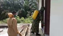 Lakukan Penyemprotan Disinfektan, Babinsa Koramil 14/Kepenuhan Himbau Masyarakat Terapkan Protokol Kesehatan